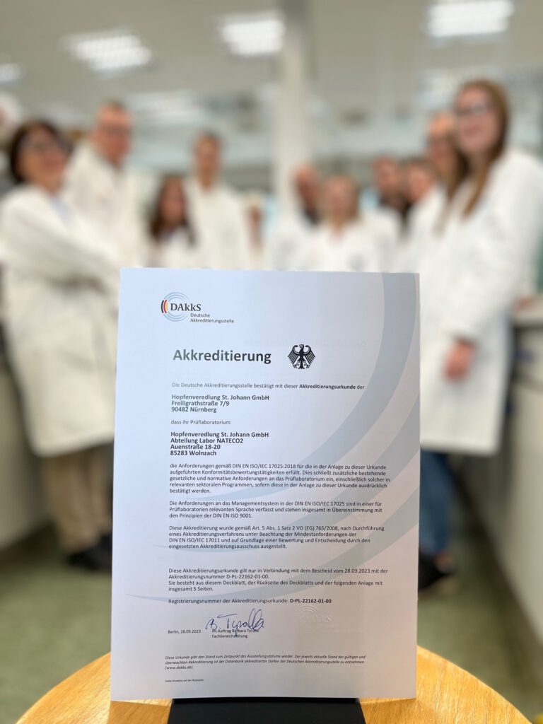 Gruppenbild mit Urkunde 1